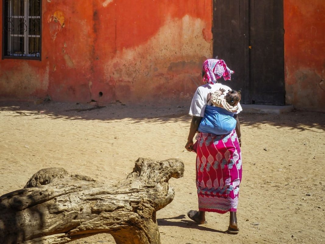 Senegal donna con bambino