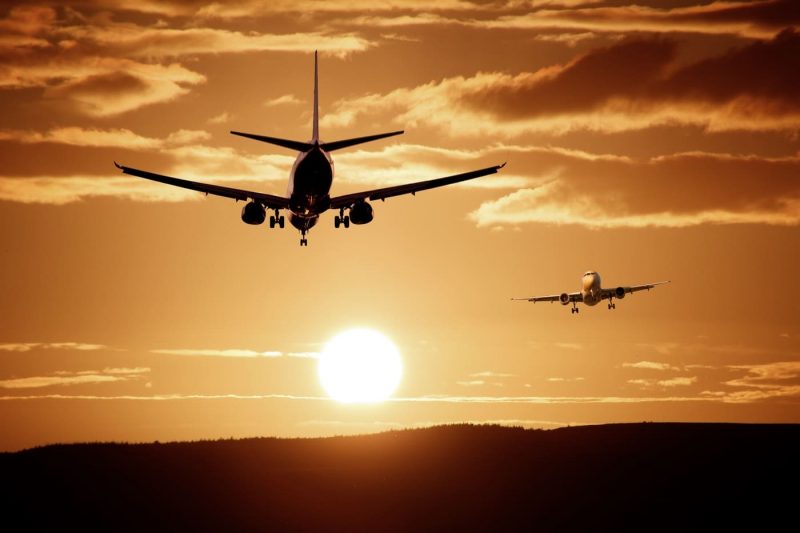 aereo in volo al tramonto