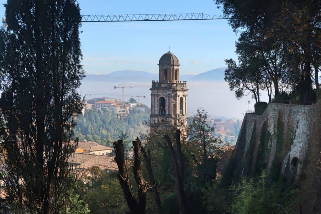 alt="Il Cantico della Natura, una finestra sul lago Trasimeno"