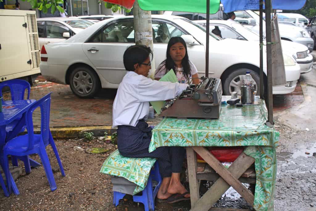 alt="Due giorni a Yangon, persa tra i birmani"