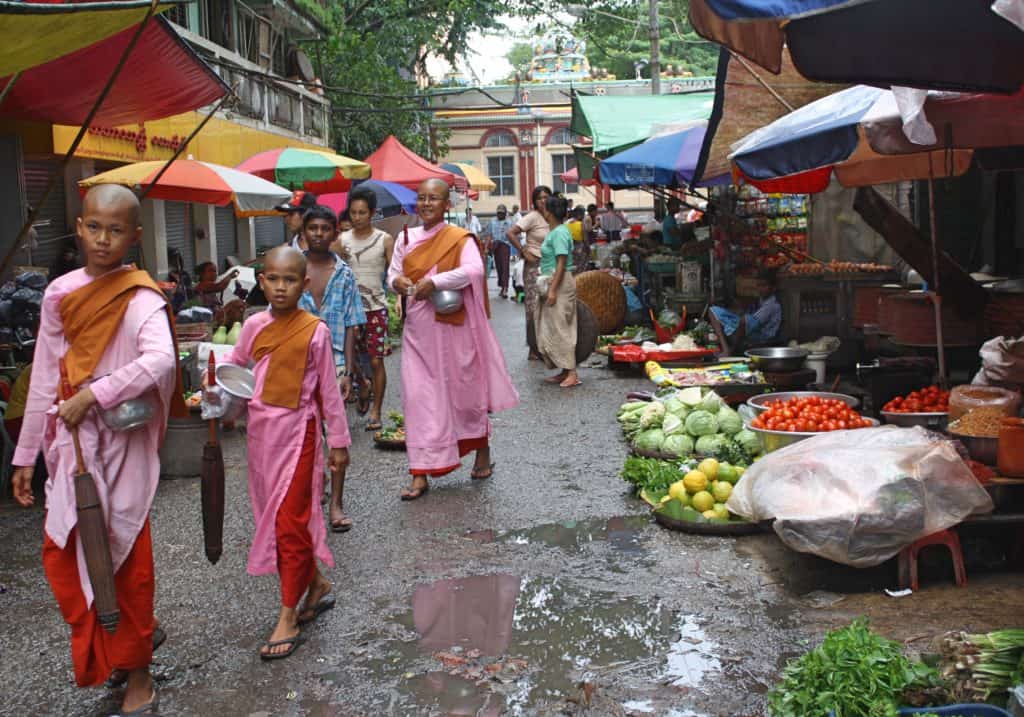 alt="Due giorni a Yangon, persa tra i birmani"