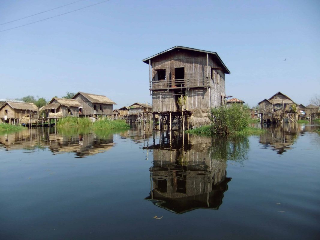 alt="Navigando sul lago Inle"