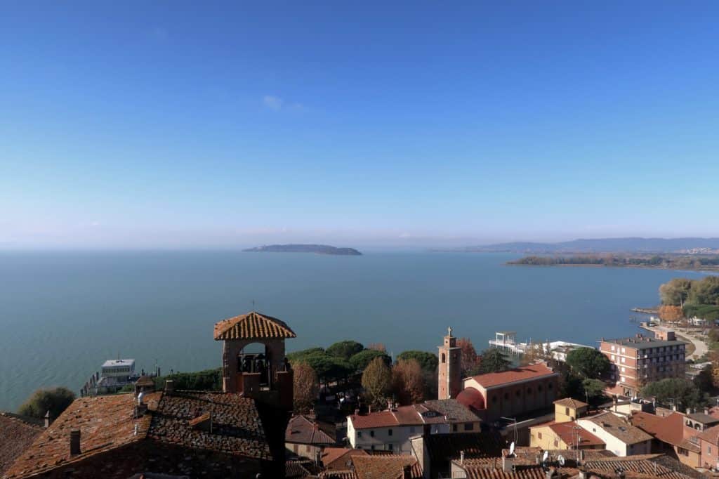 alt="Il Cantico della Natura, una finestra sul lago Trasimeno"