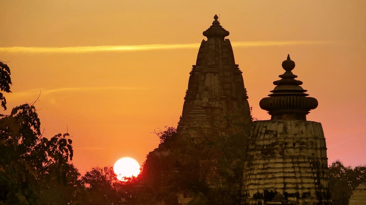 alt="Tramonto a Khajuraho"