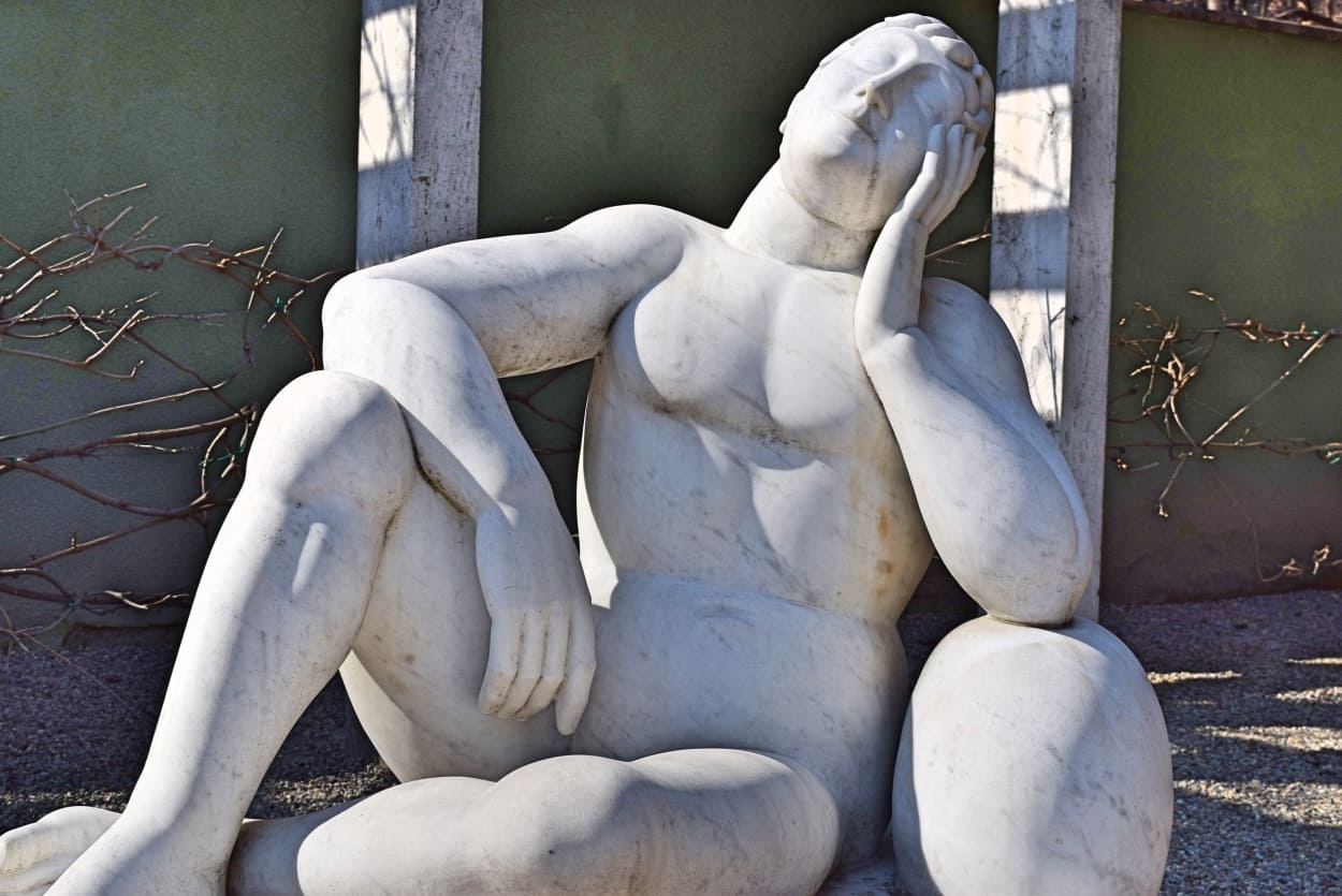 alt="Statua nel giardino di Villa Necchi Campiglio"