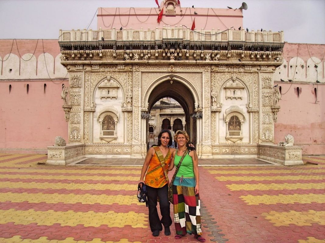 alt="All'ingresso del Karni Mata Temple"
