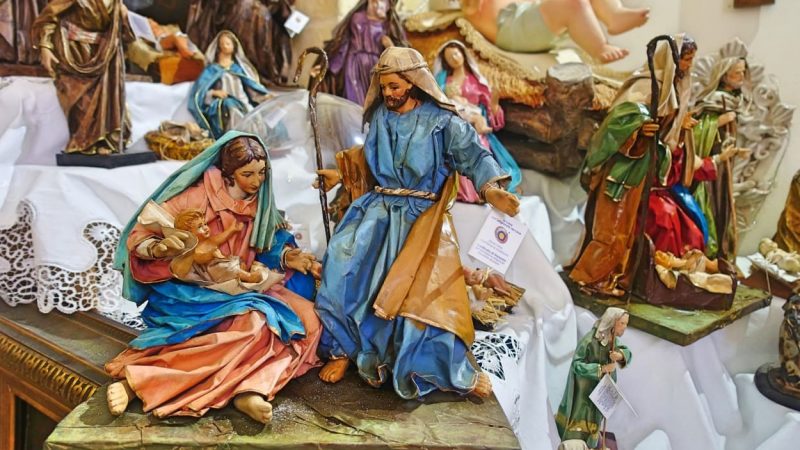 alt="L'arte della cartapesta in bottega"