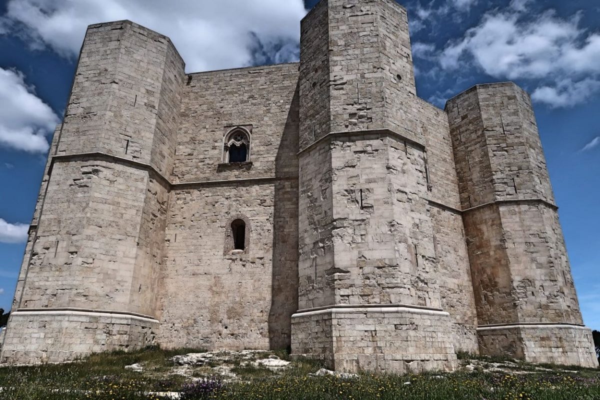 alt="Castel del Monte"