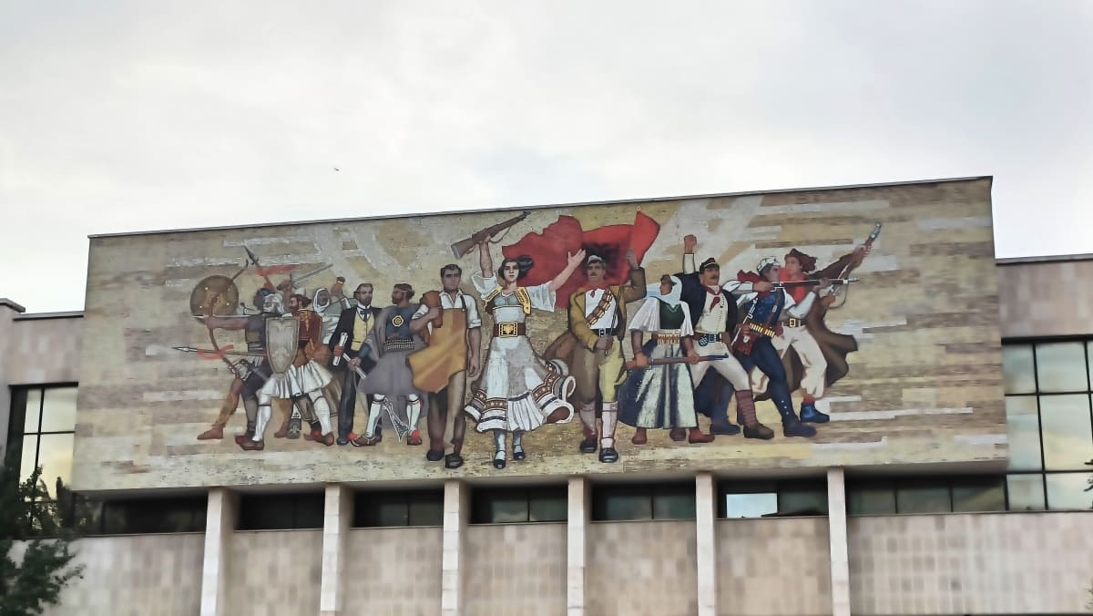 Gil Albanesi, mosaico murale che svetta su Piazza Skanderbeg