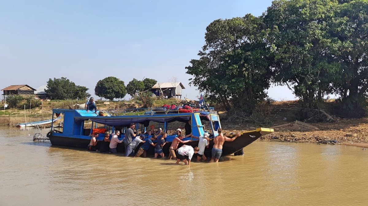 Barca incagliata sul Tonle Sap