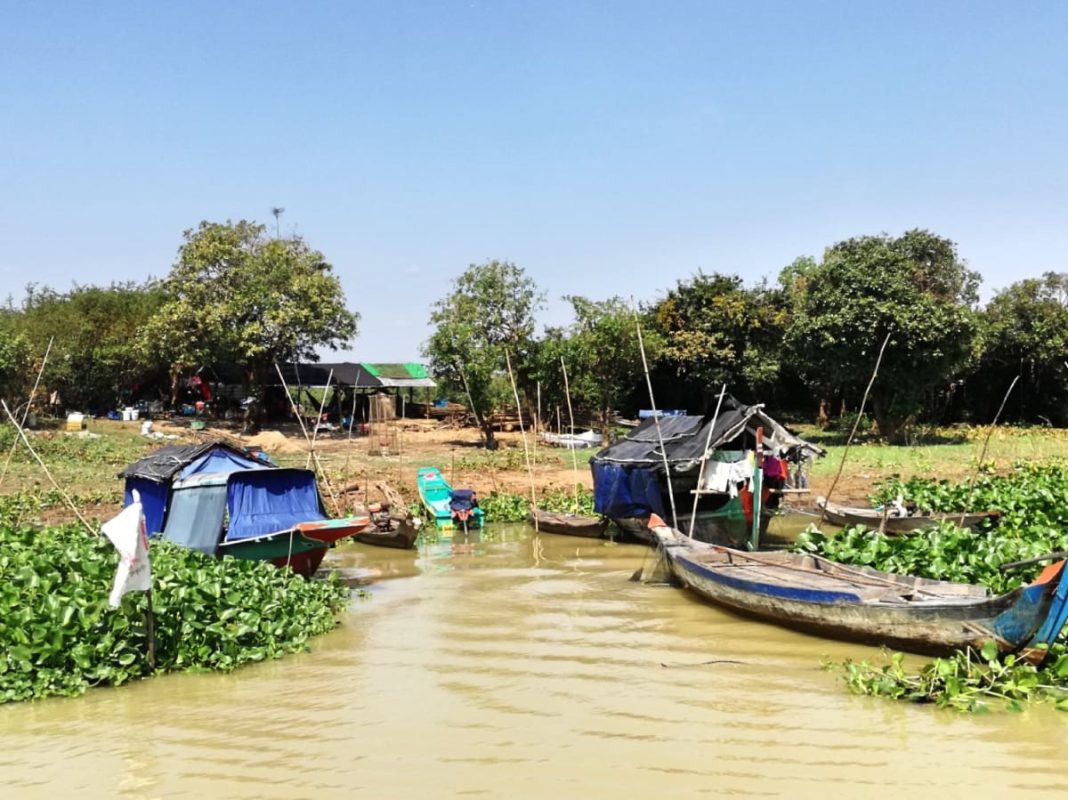 Sul Tonle Sap nella Cambogia rurale