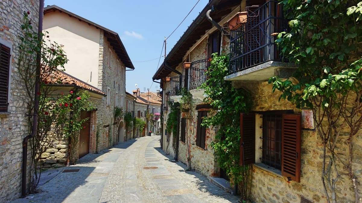 strada di paese, Bossolasco, parte dell'itinerario nelle Langhe