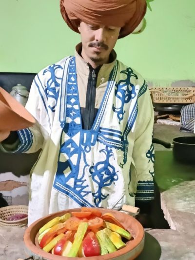 Marocco fai da: uomo berbero con tajine