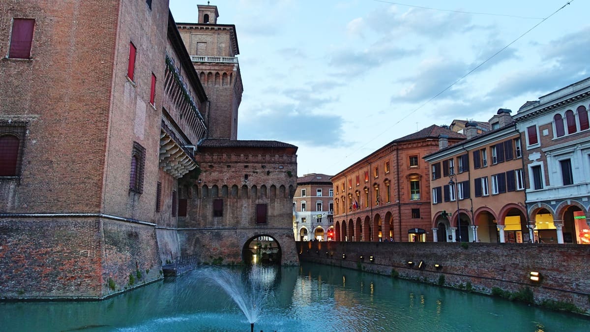 castello estense circondato dall'acqua