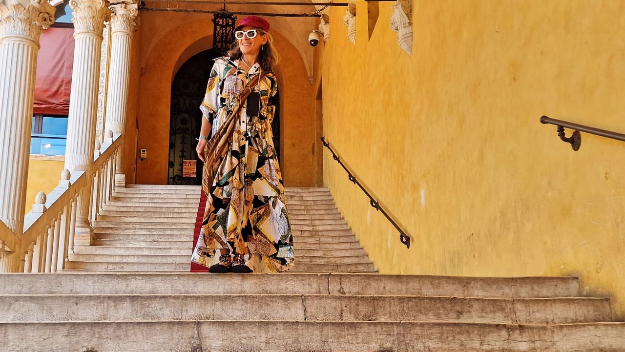 donna su scala rinascimentale a ferrara