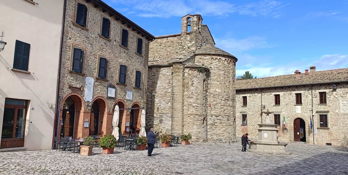 Piazza borgo di San Leo