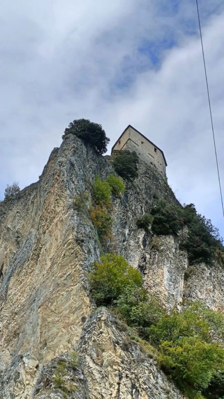 Rocca su sperone roccioso
