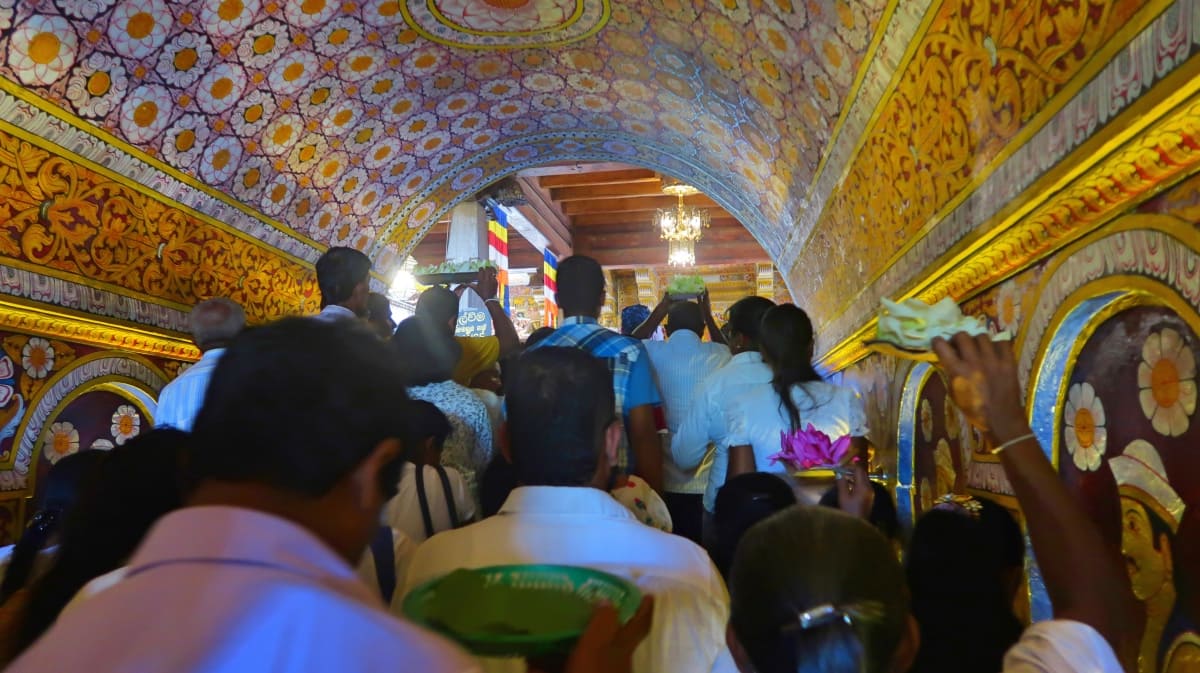 Fedeli all'interno del Sri Dalada Maligawache