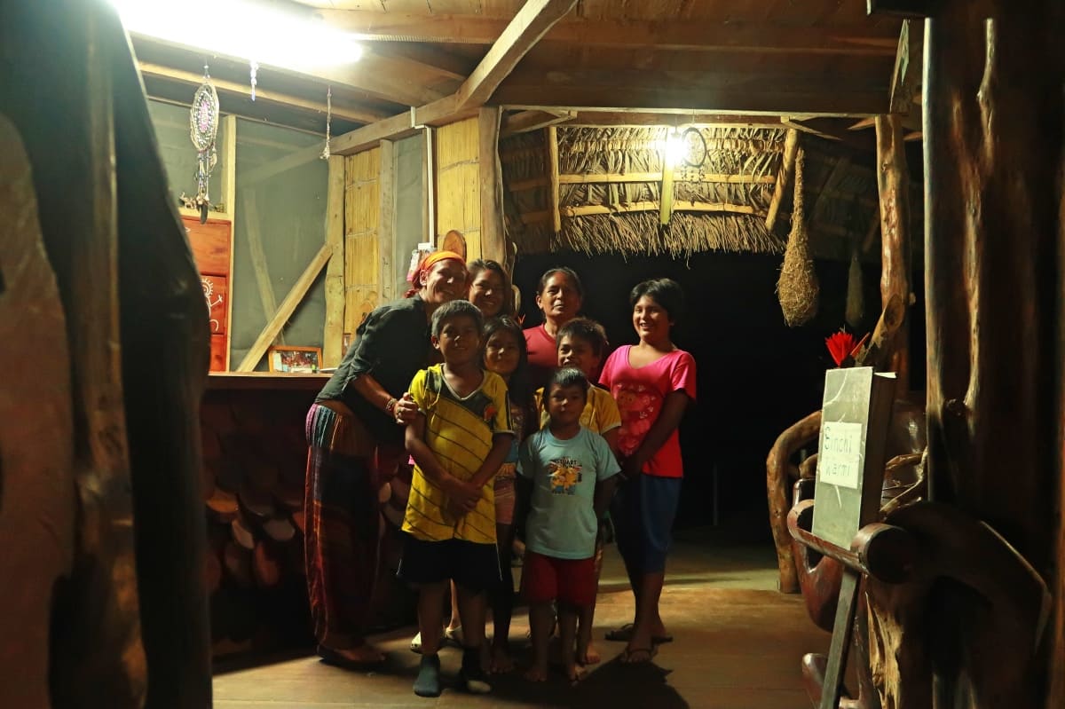 Gruppo di donne e bambini a Puerto Misahualli