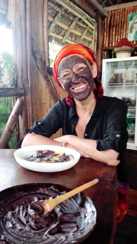 donna con maschera di cioccolato