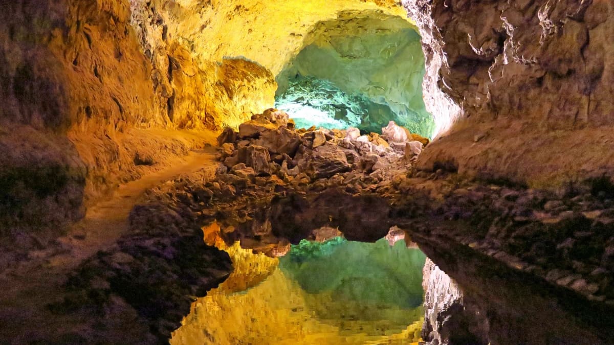 Grotta con acqua