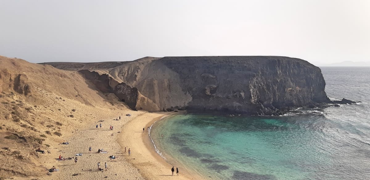 spiaggia con falesia