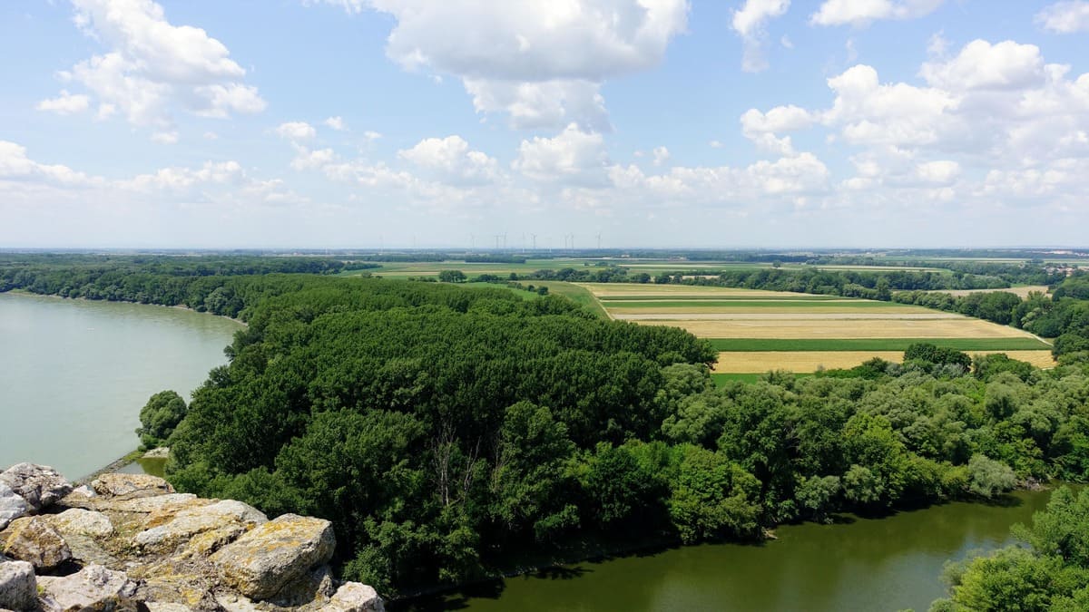 Vista panoramica su campi e fiume