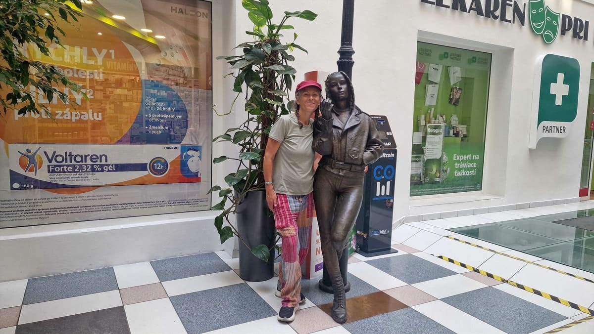 La ragazza con la mela